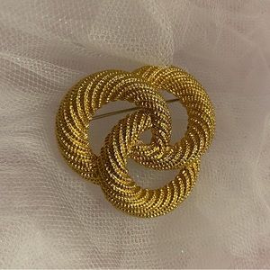 Celtic Trinity Infinite Love Knot
Brooch Pin